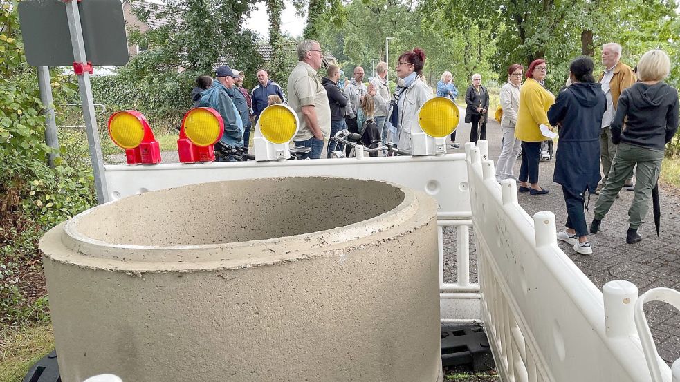 Die Straßenbehörde musste schwere Betonringe aufstellen, um ein Verschieben der Straßenbaken zu verhindern.