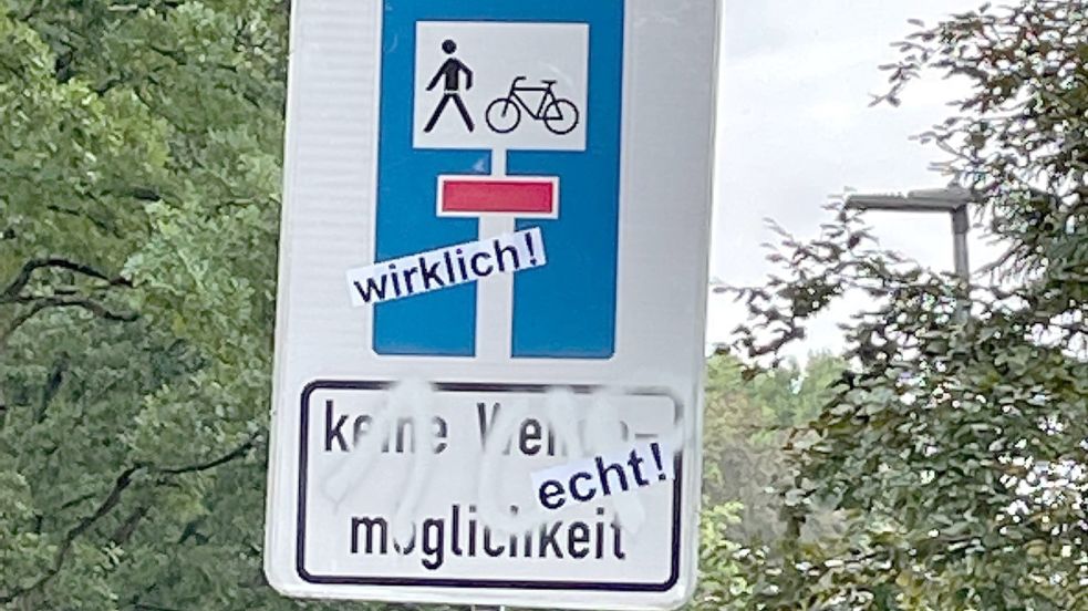 Der Unmut der Anwohner schlägt sich auch im Bekritzeln von Verkehrsschildern nieder.
