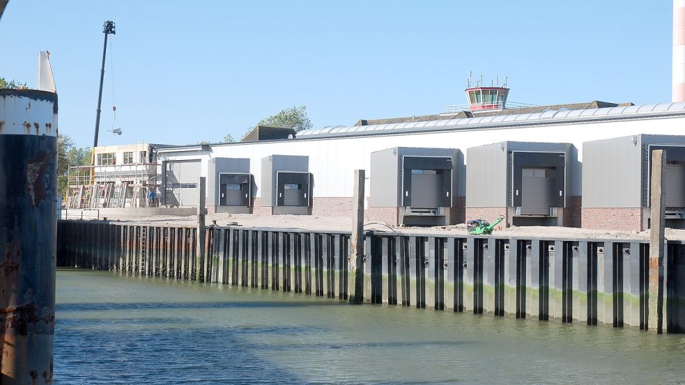 Die Andockstellen an der Hafenseite des neuen Logistikzentrums warten auf die ersten Lieferungen. Foto: Ferber
