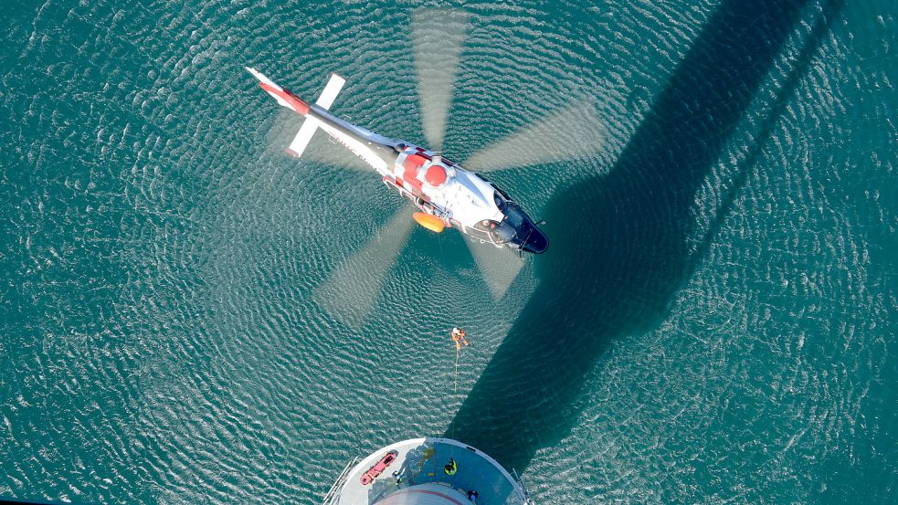 Ein Helikopter der Emder Rettungsflieger NHC nähert sich einem Windrad. Der Offshore-Markt ist bei den Dienstleistern hart umkämpft. Foto: Privat