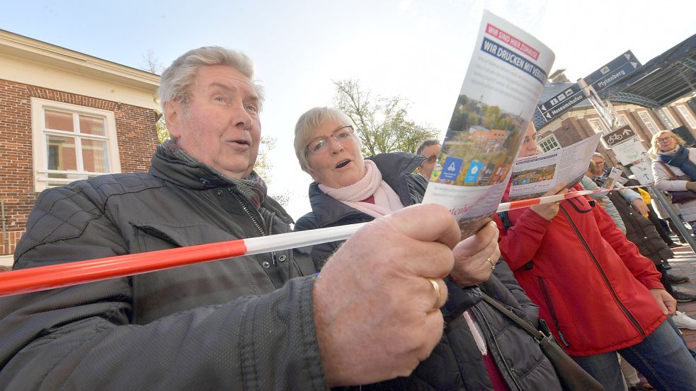 Gehört zu jeder Gallimarkts-Eröffnung dazu: das Singen des Ostfriesland-Liedes. Der Text wurde vorher verteilt. Foto: Ortgies