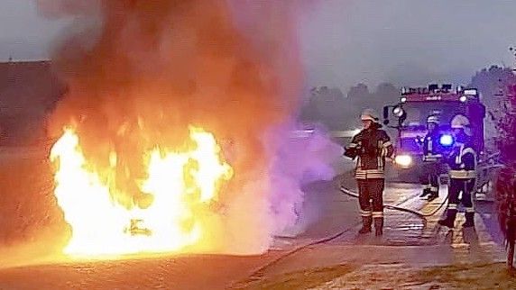 Auf der Süderwieke Nord brannt am Mittwochmorgen ein Fahrzeug. Foto: Feuerwehr Großefehn/Timo de Vries