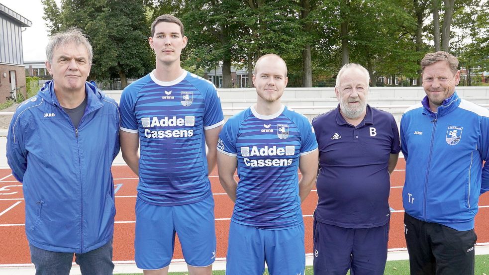 Ralf Backhaus (rechts) ist seit November 2018 Trainer der 1. Herren. Das Bild zeigt ihn in der Sommer-Vorbereitung mit (von links) dem Sportlichen Leiter Rolf Pinkernell, Neuzugang Fabian Post, Neuzugang Torben Freudenberg und Fußballobmann und Betreuer Heiko Feddermann. Auf dem Foto fehlt Neuzugang Klaas Taddigs. Foto: Steenhoff
