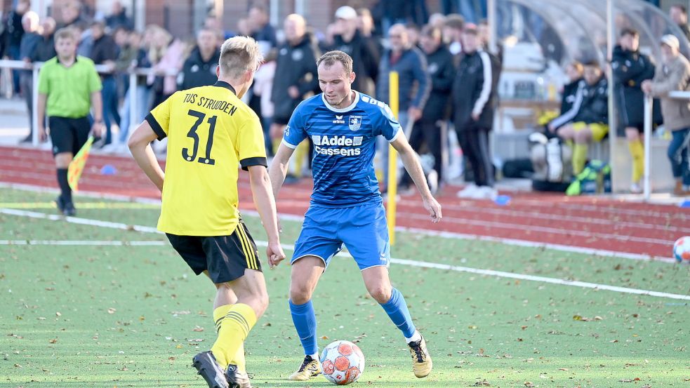 In sechs Heimspielen feierte der TuS Esens um Routinier Manuel Meints (am Ball) sechs Siege bei 26:2 Toren. Zuletzt wurde der TuS Strudden 6:0 abgefertigt. Foto: Steenhoff