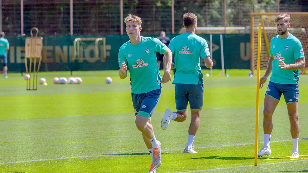 Ab und an trainiert U23-Spieler Lasse Rosenboom (links) auch bei den Profis um Niclas Füllkrug (rechts) mit. Foto: Imago