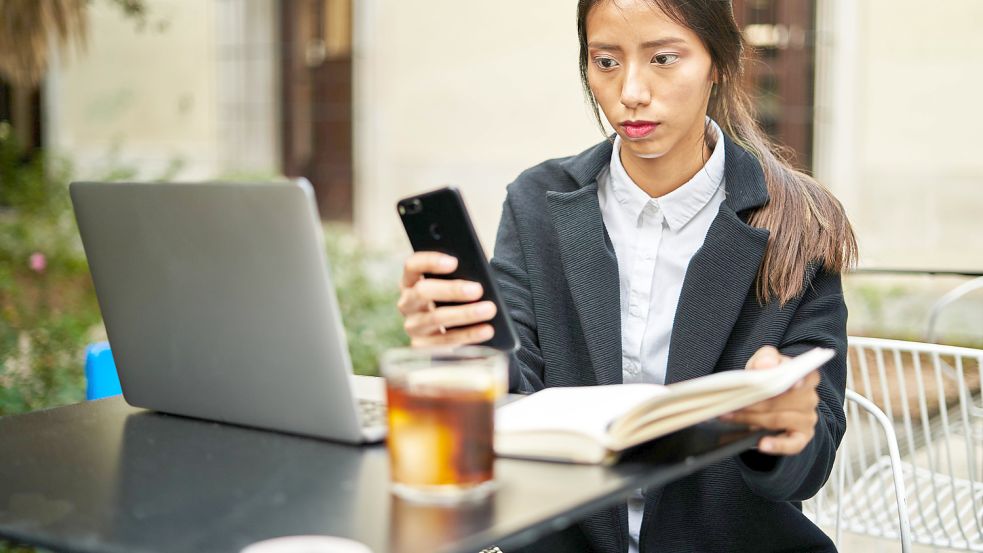 Plötzlich mit einem Nacktbild konfrontiert: Viele Frauen kennen dieses unschöne Netz-Phänomen. Foto: imago images/Addictive Stock