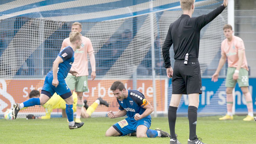 Als Kickers zum 2:2 ausglich, war nicht nur bei Kapitän Tido Steffens (Mitte) die Freude unermesslich. Fotos: Doden