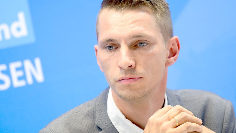 Frank Rinck, Bundestagsabgeordneter und Landesvorsitzender der AfD Niedersachsen, spricht mit Blick auf die parteiinternen Wirren um Professor Dr. Reiner Osbild in Ostfriesland von einem „komplett verrückten Vorgang". Foto: Stratenschulte/dpa