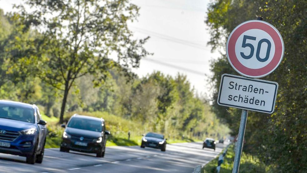 Der Hinweis auf Straßenschäden begegnet Autofahrern auf der Landesstraße 12 häufiger. Foto: Archiv/Ortgies