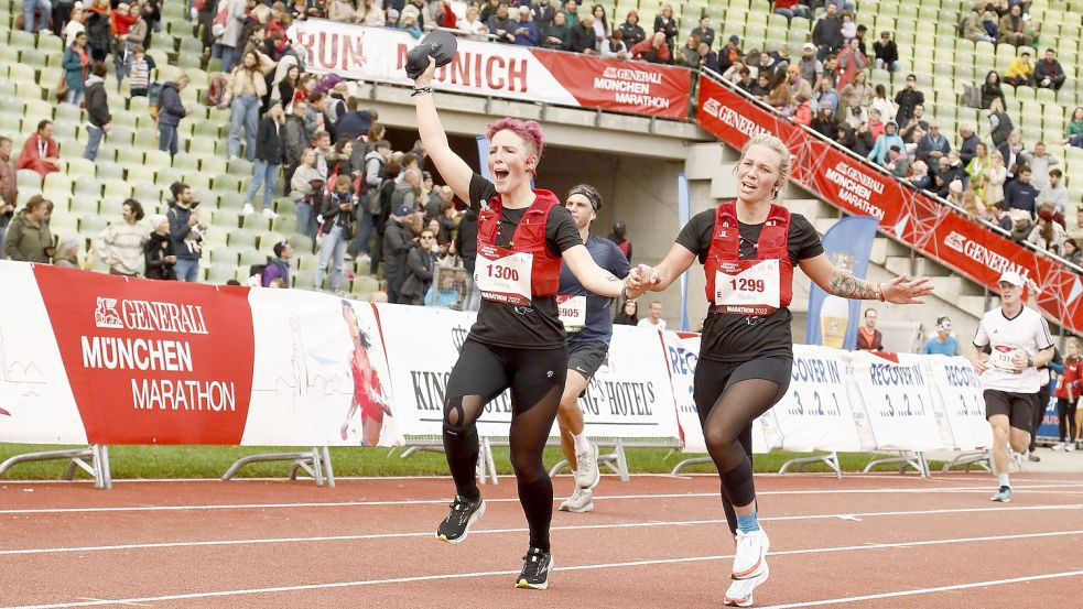 Andrea Janssen (links) und Martina Janssen-Tillmann liefen im Olympiastadion jubelnd der Ziellinie entgegen. Foto: Privat