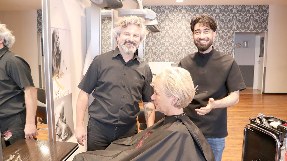 Chef und Ausbilder Pasquale Avino (links) ist stolz auf seinen Angestellten und ehemaligen Azubi Ali Esmaili. Foto: Stöppel/HWK