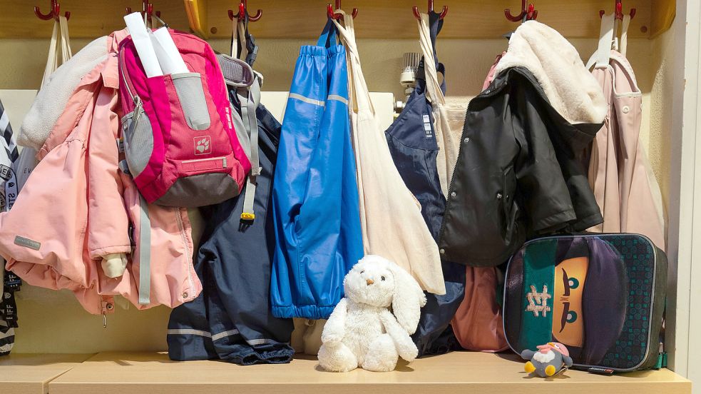 In der Garderobe in einer Kindertagesstätte hängen Jacken. In vielen Einrichtungen in Niedersachsen und Bremen fehlt es an Personal. Foto: Gentsch/DPA
