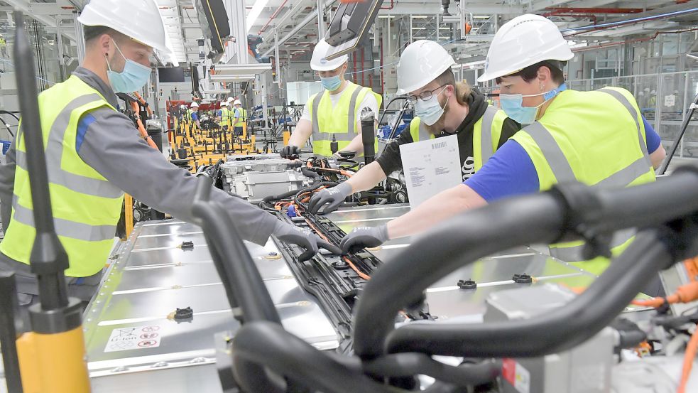 •Im VW-Werk in Emden wird der vollelektrische ID.4 produziert. An diesem Freitag ruht die Produktion jedoch. Foto: Ortgies/Archiv