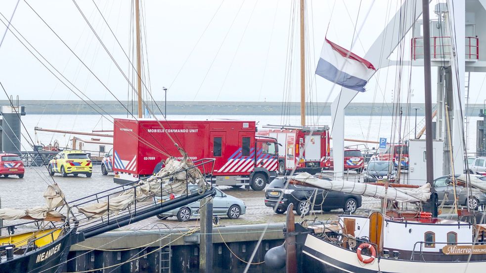Einsatzkräfte von Notdiensten treffen am Freitag im Hafen von Harlingen ein. Vor der Küste war eine Fähre mit einem Wassertaxi zusammengestoßen. Foto: Kappers/ANP/DPA