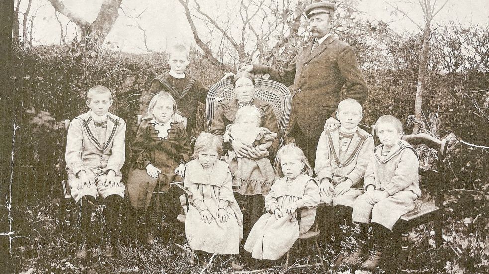 Das alte Foto zeigt Schmiedemeister Andreas Striek mit seiner Frau Johanna und einigen ihrer Kinder. Foto: privat