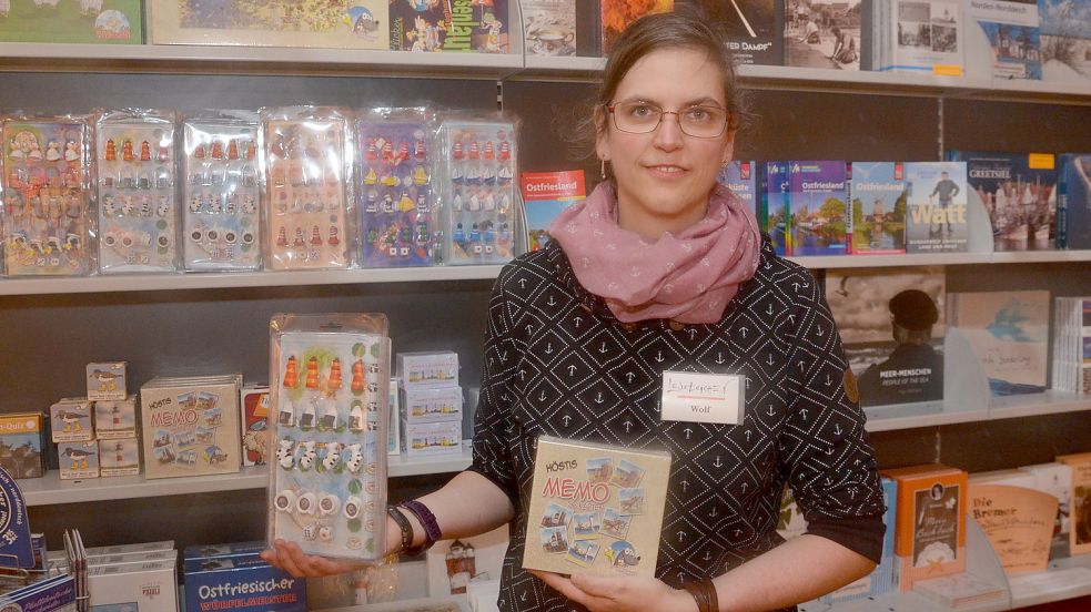 In der Buchhandlung „Lesezeichen“ sind auch Produkte mit regionalem Bezug gefragt, weiß Malika Wolf. Foto: Hillebrand