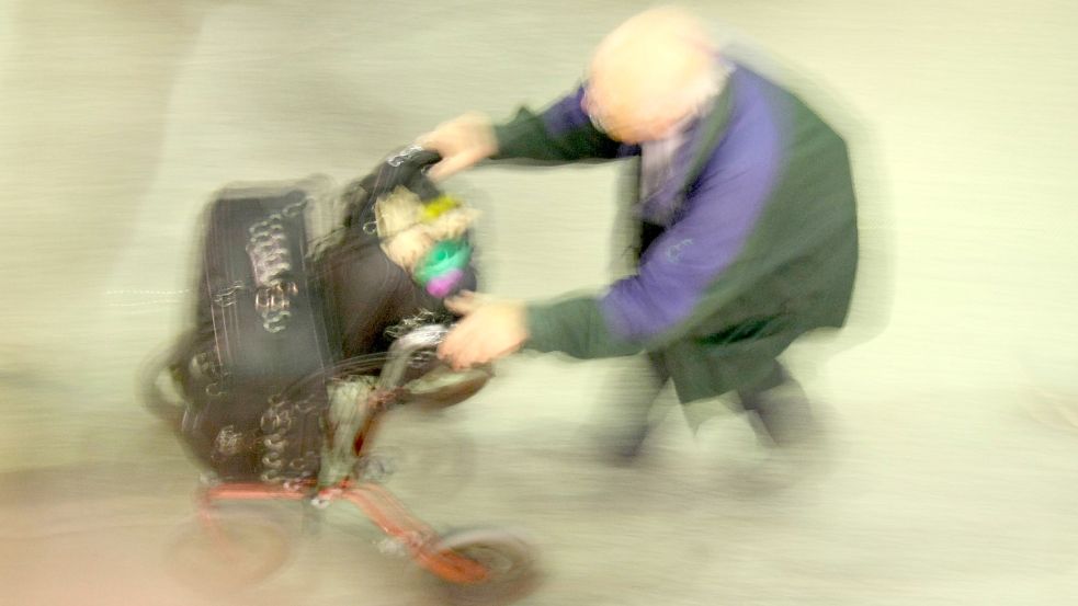 Bei dem Überfall war der Senior mit seinem Rollator gerade aus der Straßenbahn ausgestiegen. Foto: imago images/Ralph Peters