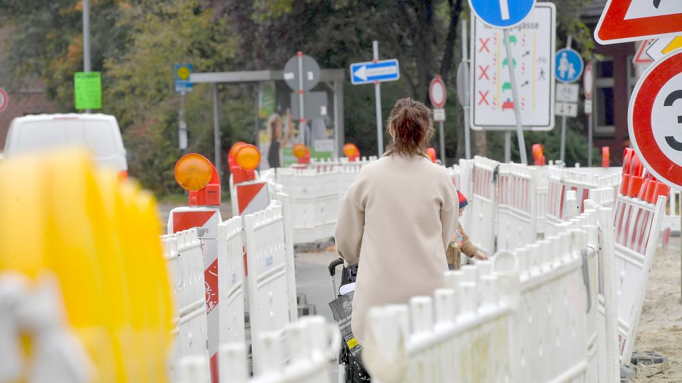 Ein Labyrinth aus Schildern, Bauzäunen und provisorischen Wegen breitet sich rund um die Fockenbollwerkstraße aus. Das gilt auch für die Nicolaistraße, wo zum Ärger der Anwohner die Einbahnstraßenregelungen (gefühlt) im Monatstakt wechseln. Foto: Ortgies