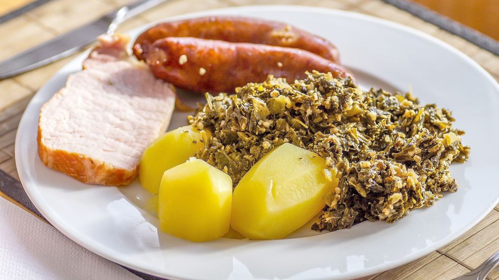 Grünkohl mit Kartoffeln, Kochwurst und Kassler: So mag man es in Ostfriesland am liebsten. Foto: Pixabay