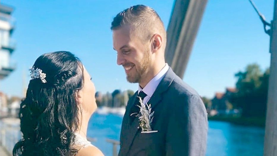 Vor drei Wochen hat Hinte-Fußballer Mirko Oltrop seine Partnerin Darleen Widowski (jetzt Oltrop) geheiratet. Foto: Privat
