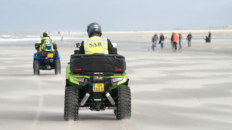 Freiwillige Helfer der Organisation SAR Nederland fahren am Sonntag den Strand auf Terschelling mit Quads ab. Nach dem Fährunglück am Freitag könnten die Leichname der zwei Vermissten auf der Watteninsel angespült werden. Foto: Jumelet/ANP/Imago Images