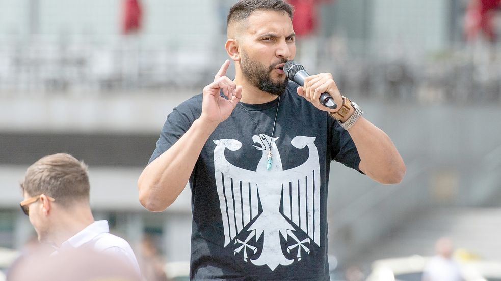 Das Magazin „Stern“ hat eigenen Angaben zufolge den wegen Volksverhetzung gesuchten Verschwörungsideologen Attila Hildmann in der Türkei ausfindig gemacht. Foto: dpa/Christophe Gateau