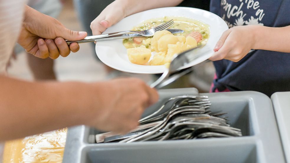 Ob die Preise beim Essen in Schulen oder Kitas stabil bleiben, ist auch eine politische Entscheidung. Foto: dpa/Kalaene