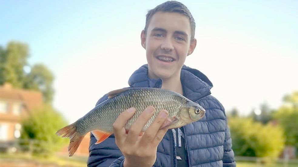 Der 15-jährige David Bem aus Emden hat eine mit 33 Zentimetern beachtliche Rotfeder im Knoxter Tief gefangen. Foto: Privat