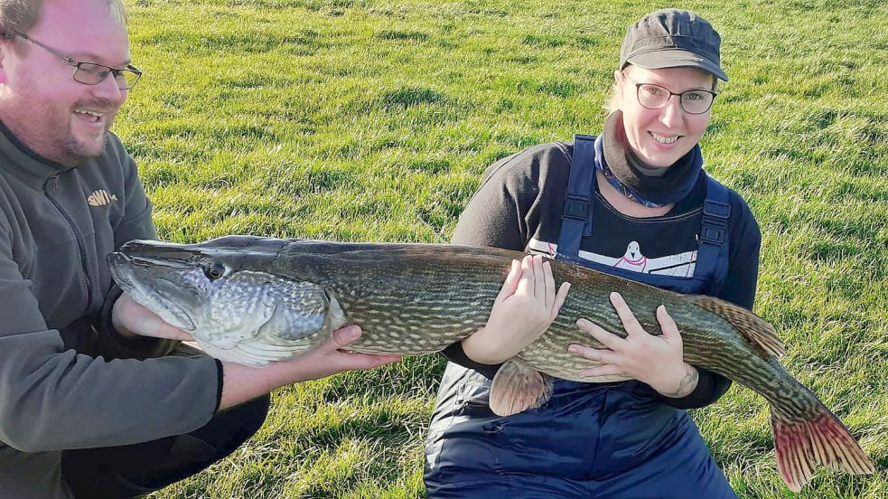 Caroline de Buhr mit ihren 1,33 Meter langen Hecht und Mann Christian. Zu dem Zeitpunkt hatte sie ihren Angelschein gerade einmal zwei Monate lang. Foto: Privat