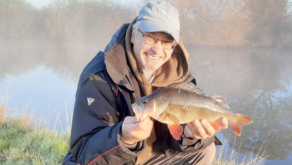 Das Foto des Barschfängers Wolfgang Gruis aus Moormerland hat sein Stammtisch-Kollege Wilfried de Boer eingesendet. Foto: Privat