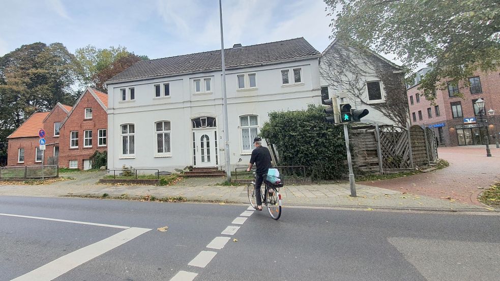 An der Risiusstraße/Ecke Westerstraße sollte im Sommer mit dem Bau eines Wohn- und Geschäftshauses begonnen werden. Die Altbauten stehen aber noch und vom Abrissbagger fehlt bislang jede Spur. Foto: Gettkowski