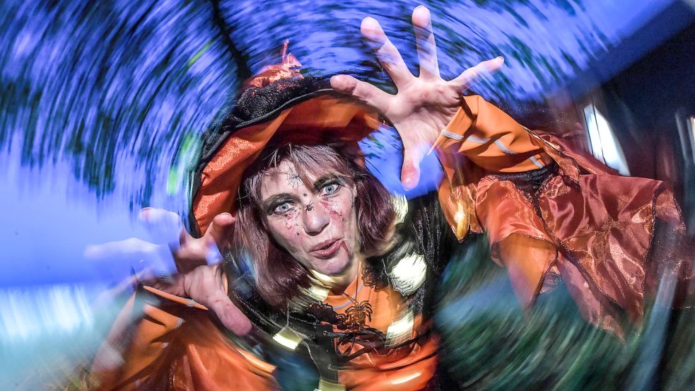 Hexe Miriam Arend aus Wilhelmshaven lief dem Fotografen bei ihrem ersten Esenser Halloween direkt in die Kamera. Foto: Ortgies