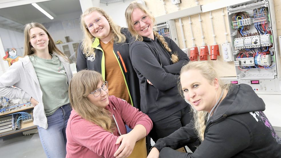 Tabea Bunger (22, von links), Jessica Neumann (30), Anninka Weber (25), Sabrina Venske (26) und Bianca Cornelius (35) in der Lehrwerkstatt der Handwerkskammer. Foto: Böning