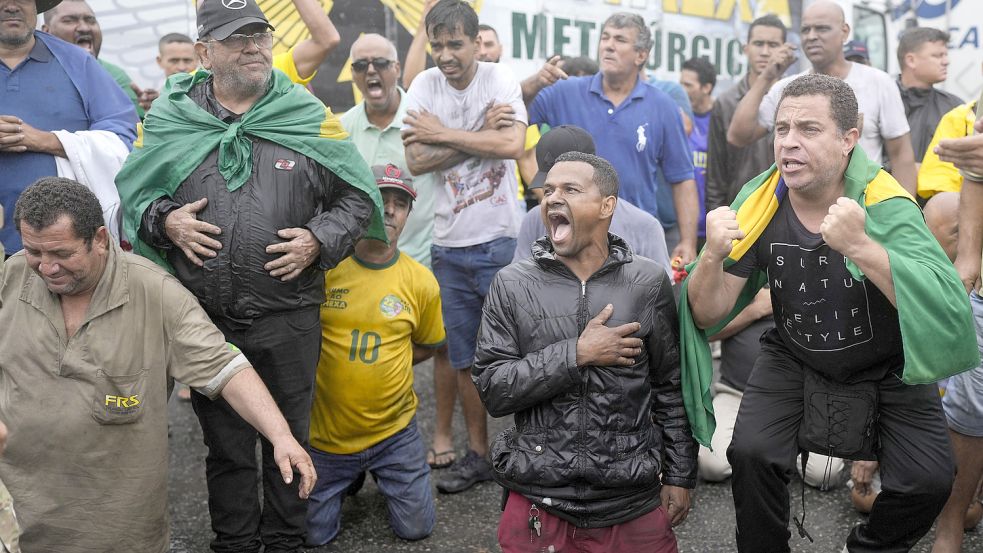 Lastwagenfahrer blockieren in Itaborai die Autobahn, um gegen die Niederlage des ehemaligen brasilianischen Präsidenten Bolsonaro bei der Präsidentschaftswahl zu protestieren. Foto: Izquierdo/AP/DPA