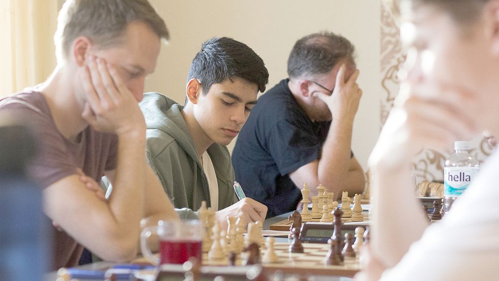 Ilkin Eyvazli (Mitte) belegte im A-Turnier nach sieben Runden den 38. Platz. Fotos: Doden/Emden
