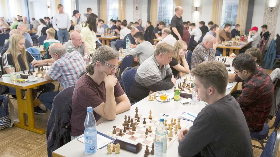 Ein voller Saal, in dem es mucksmäuschenstill war: 115 Schachspieler traten über das Wochenende beim A-Turnier an.