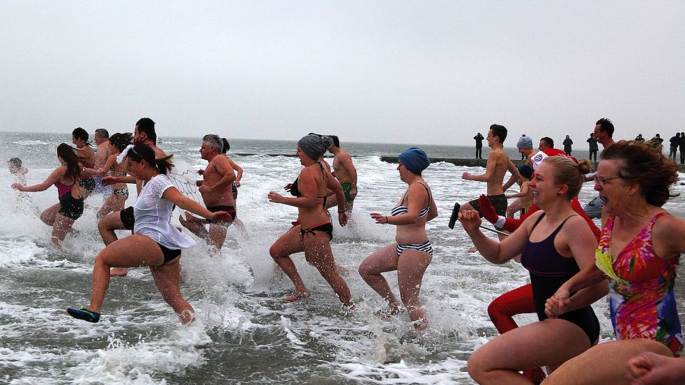 Mehrere hundert Neujahrsschwimmer stürzten sich auf Borkum vor der Corona-Pause bei eisigen Temperaturen in die Fluten. Archivfoto: Grigoleit/dpa
