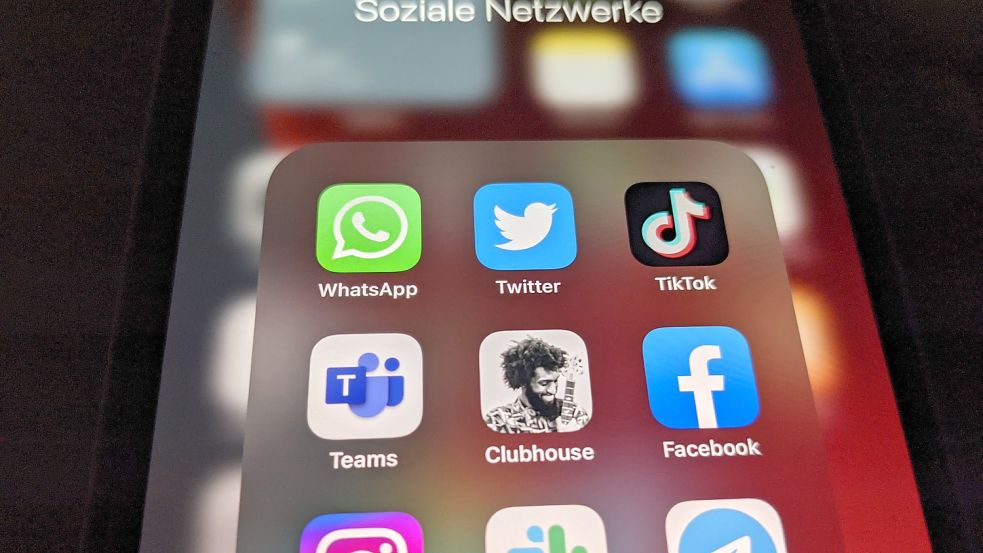 Die Polizei warnt Jugendliche vor Whatsapp-Gruppen, in denen kinderpornographische Inhalte geteilt werden. Foto: Christoph Dernbach/dpa