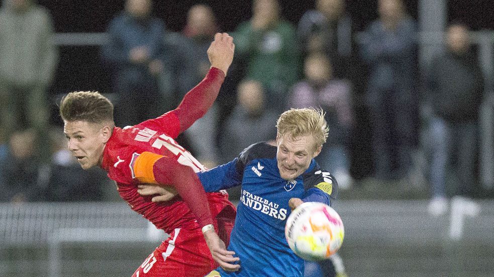 Der furchtlose Nick Köster (rechts) zeigte im Mittelfeld gegen Hildesheim eine gute Partie und freut sich nun auf das Spiel bei Ex-Klub Delmenhorst. Foto: Doden/Emden