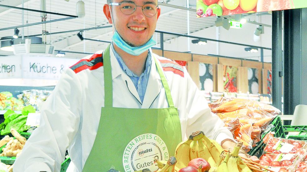 Florim Ismani, Abteilungsleiter Obst und Gemüse im Multi Süd, zeigt Obst und Gemüse, das von der Lebenshilfe verarbeitet werden könnte. Foto. Archiv