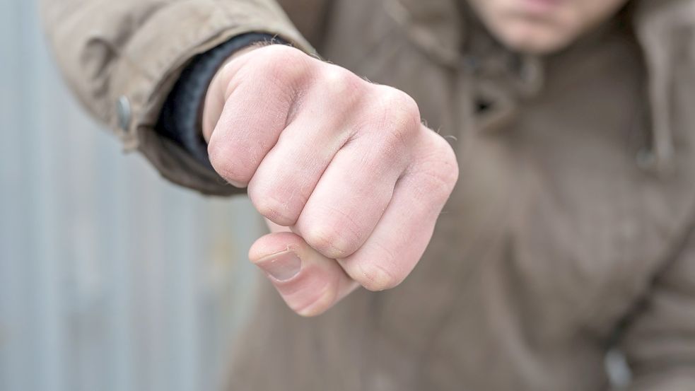 Am Wochenende wurde ein 32-Jähriger vor einer Leeraner Kneipe niedergeschlagen. Ein davon verbreitetes Video ging viral. Symbolfoto: Ralf Geithe/stock.adobe.com