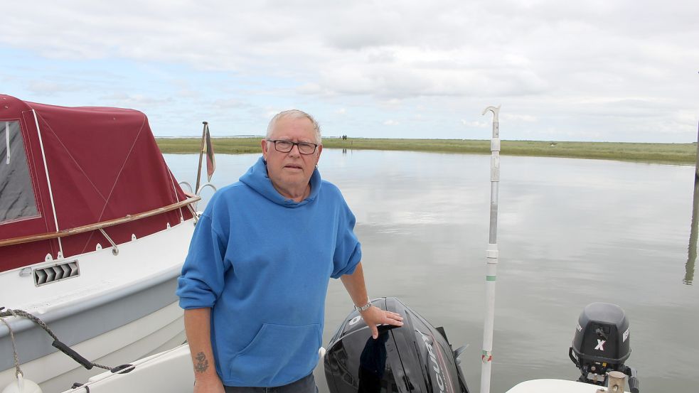 Dirk Sander im Hafen von Neßmersiel. Foto: Oltmanns/Archiv