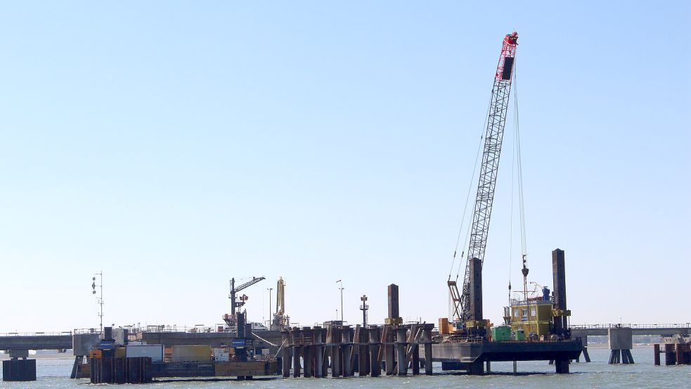 Dieser Anleger vor Hooksiel wird für das schwimmende LNG-Terminal "Hoegh Esperanza" vorbereitet. Foto: Oltmanns