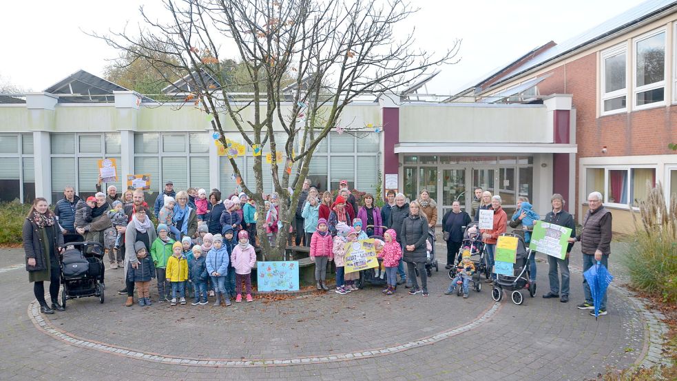 Etwa 70 Personen kamen kürzlich zur Grundschule Jennelt, um für den Erhalt zu demonstrieren. Anlass war der Besuch eines Biregio-Gutachters. Foto: Hillebrand