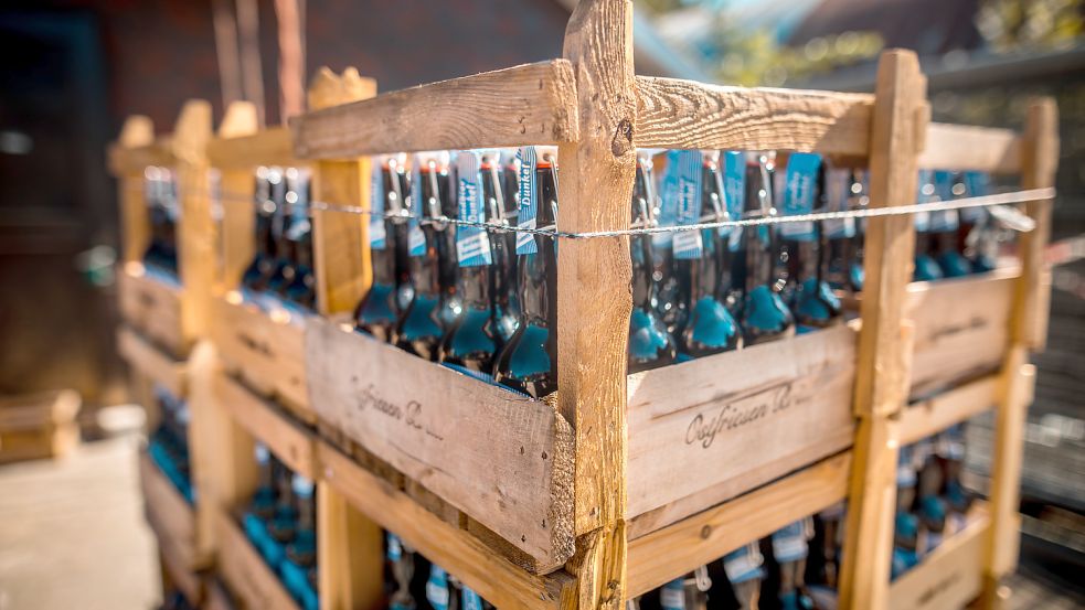 Für den Besitzer von Ostfriesen-Bräu sind fehlende Flaschen derzeit ein größeres Problem als mangelnde Kohlensäure. Foto: Cordsen