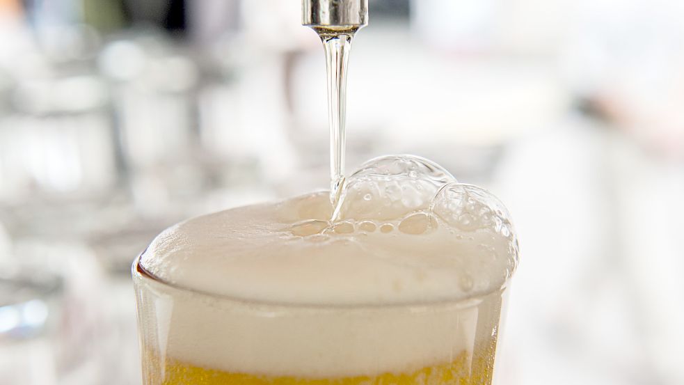 Eine Schaumkrone hat sich auf einem frisch gezapften Bier gebildet: Die Gastronomie braucht Kohlensäure, um Getränke mit ausreichend Druck und Gesprudel aus den Zapfhähnen zu drücken. Foto: Kastl/dpa