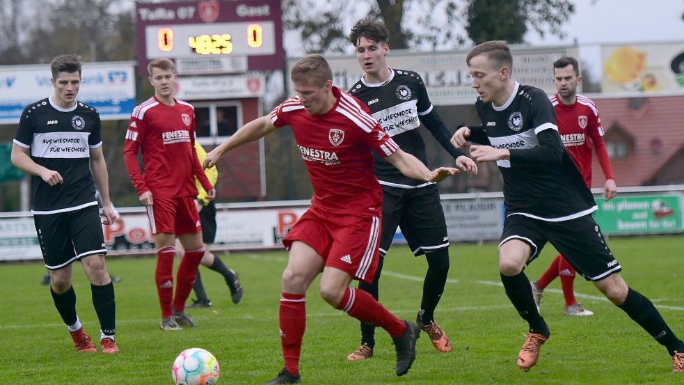 TuRa 07 Westrhauderfehn verlor gegen Germania Wiesmoor (schwarze Trikots) 0:1. Foto: Damm