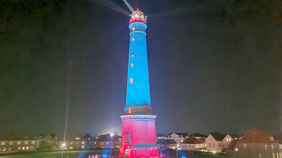 Der Neue Leuchtturm auf Borkum wurde mit roten und blauen Strahlern beleuchtet. Foto: Nordseeheilbad Borkum GmbH