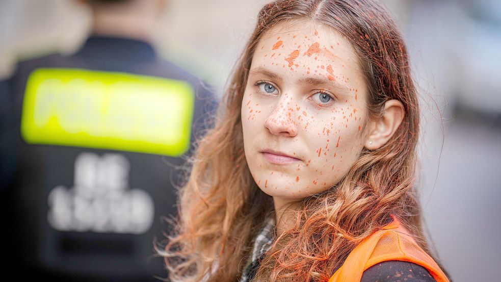 Klimaaktivistin von „Letzter Generation“: Wie der radikale Protest weitergehen soll. Foto: dpa/Kay Nietfeld