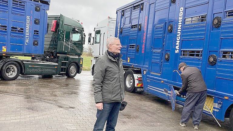Uwe Lindena (Mitte) bei der Abfertigung eines Rindertransportes. Foto: privat